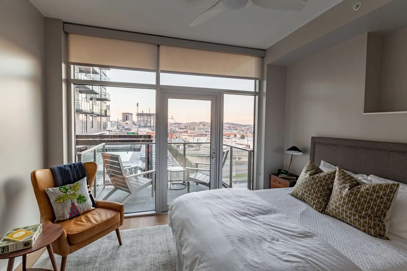 bedroom-kingbed