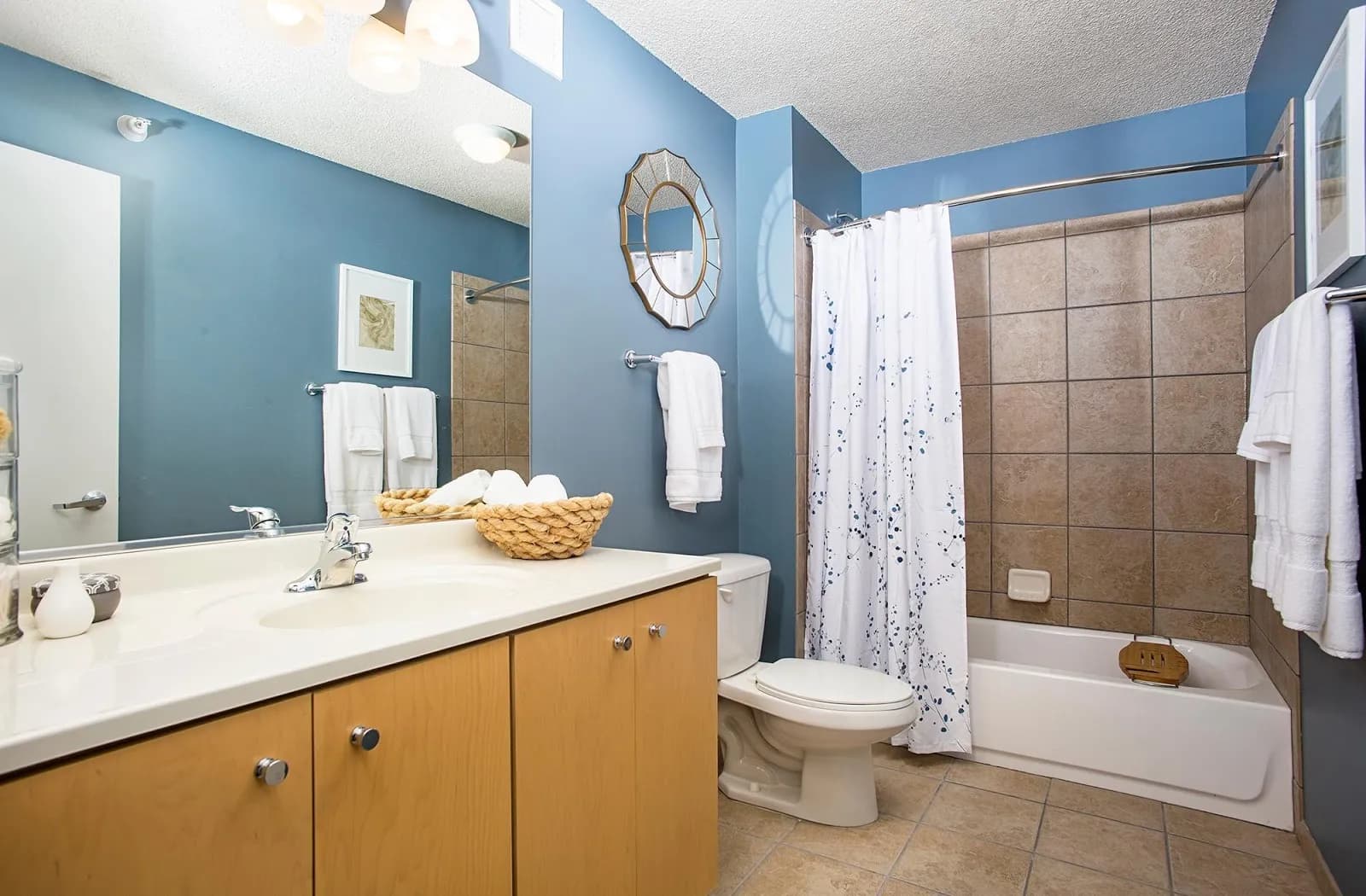 bathroom-bathtub