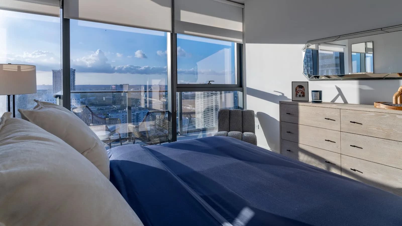 bedroom-kingbed-2