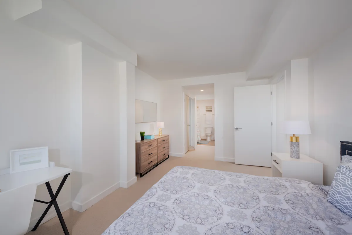 bedroom-kingbed