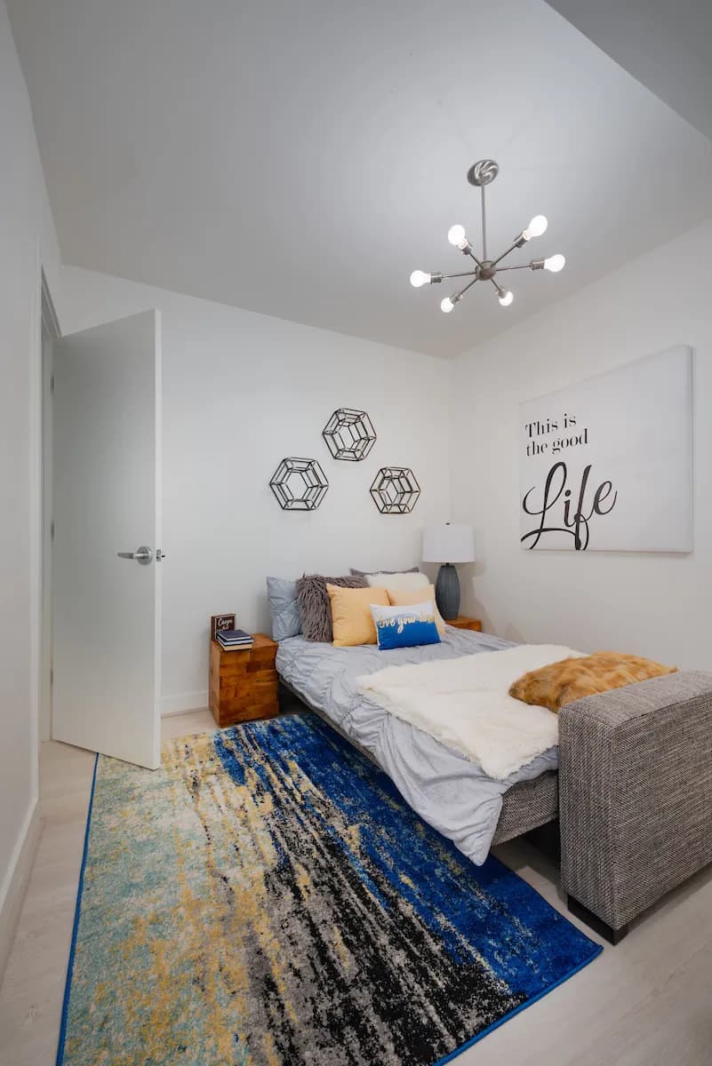 bedroom-queenbed