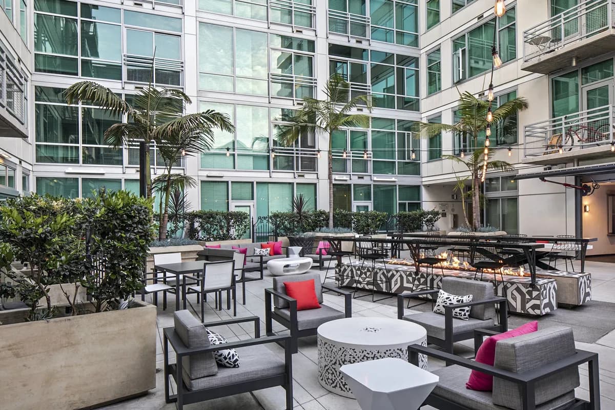 amenities-courtyard