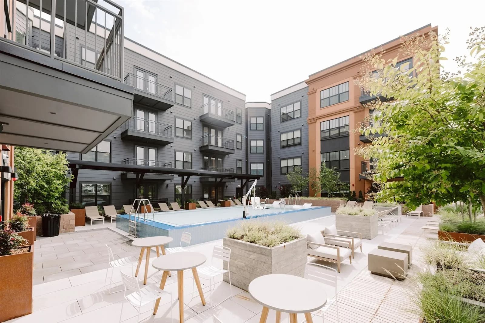 amenities-poolcourtyard