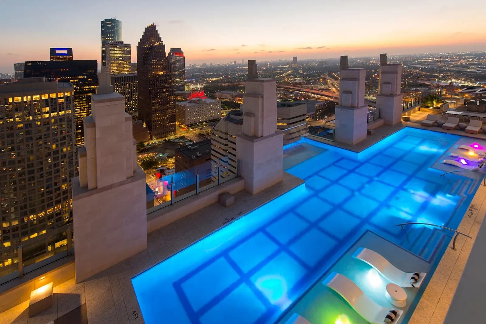amenities-rooftoppoolnight