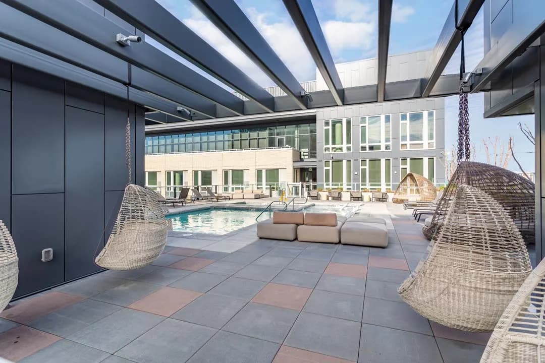 amenities-poolcourtyard
