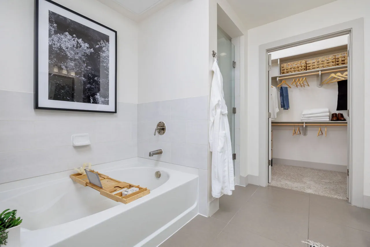 bathroom-bathtub