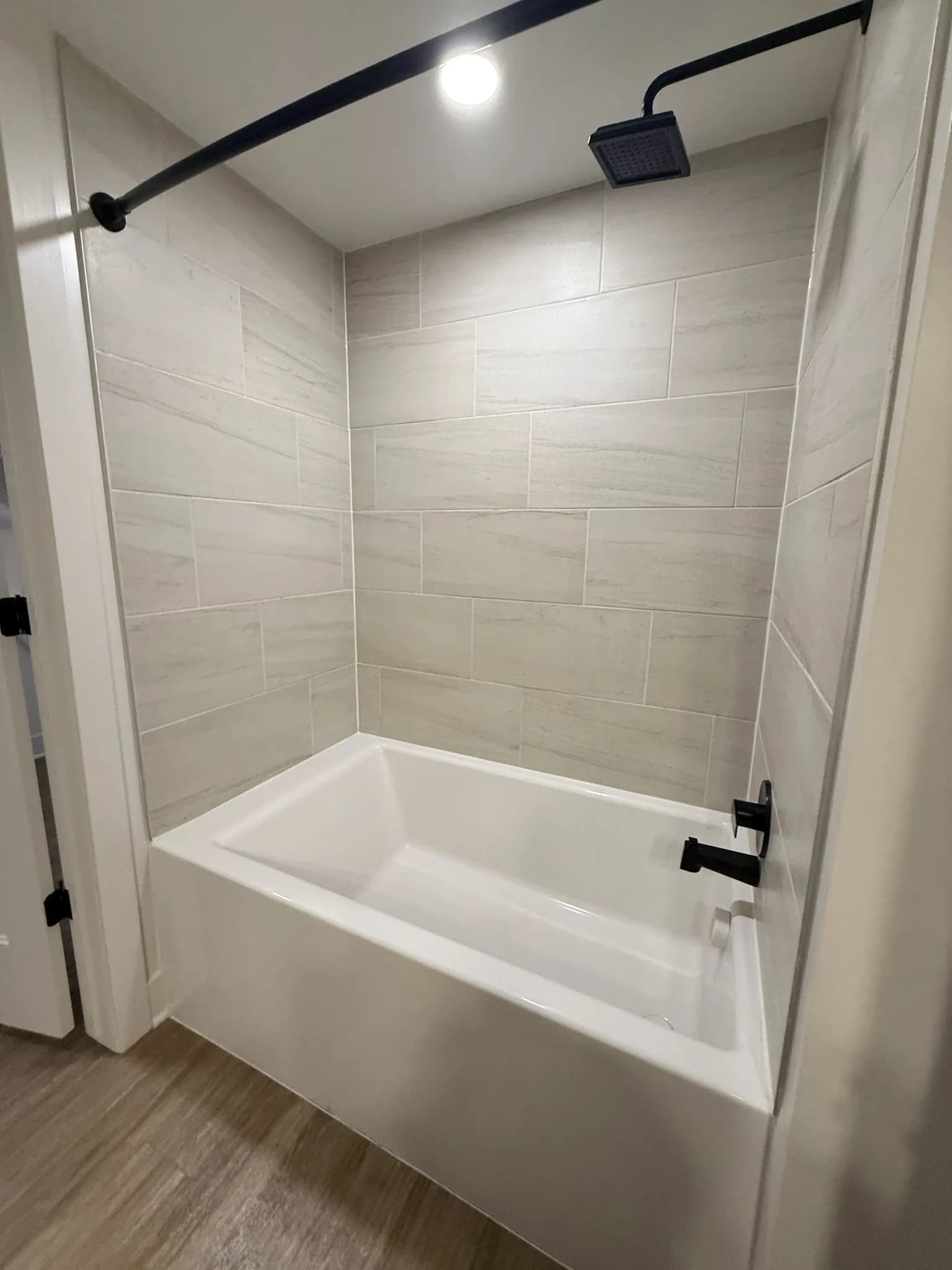 bathroom-bathtubshower