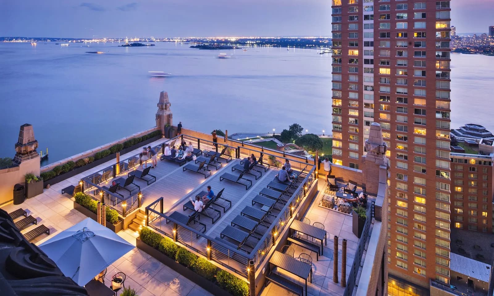 amenities-rooftopdecknight