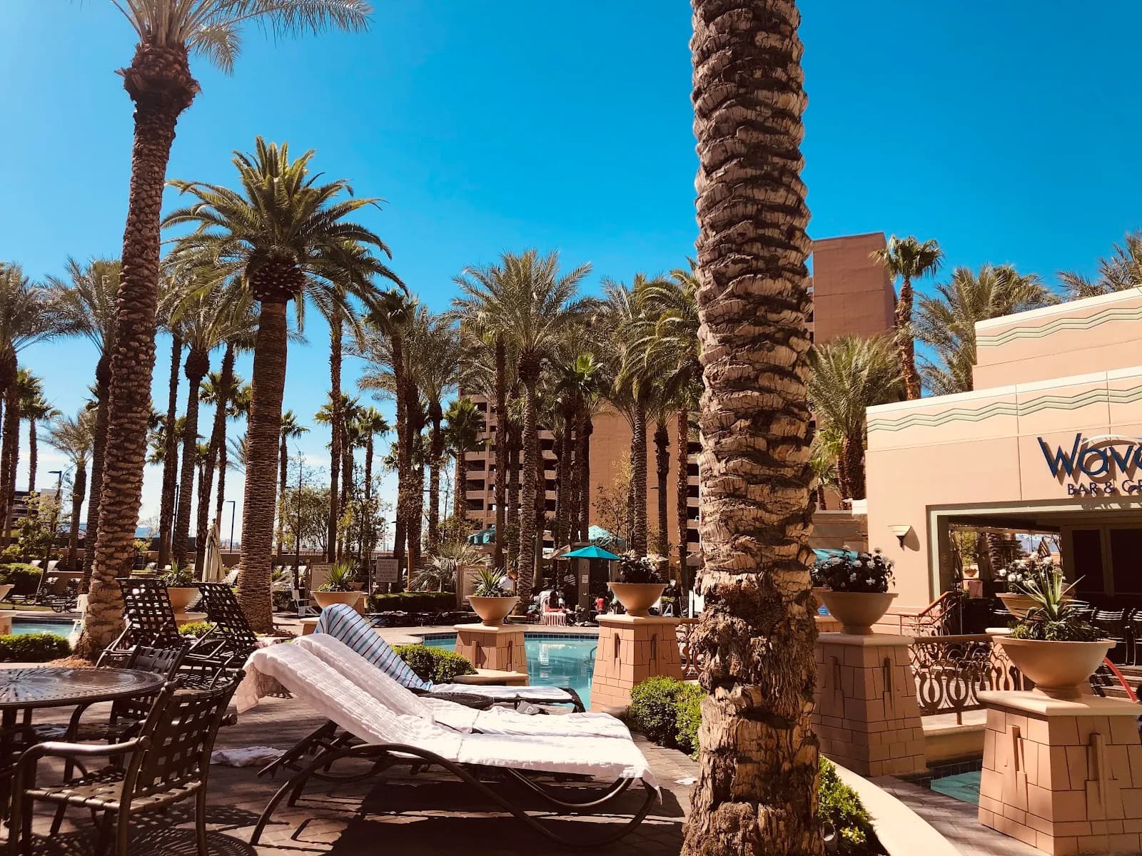 amenities-poollounge