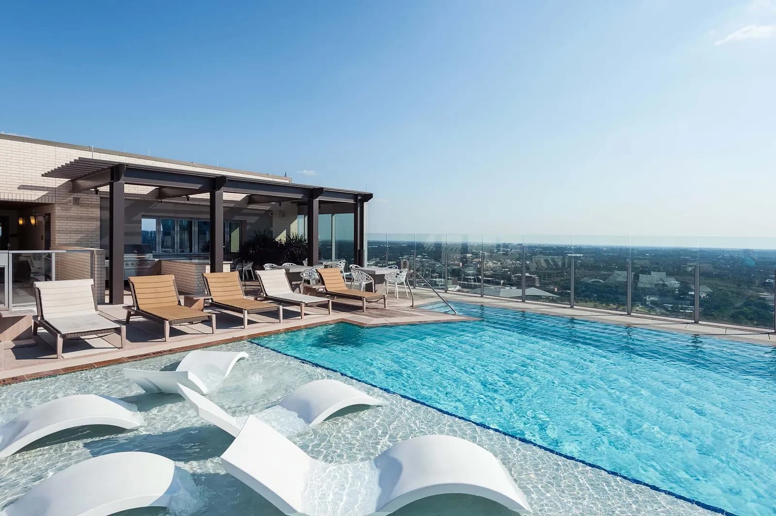 amenities-rooftoppoolday