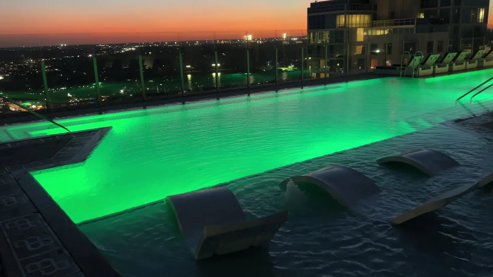 amenities-rooftoppoolnight