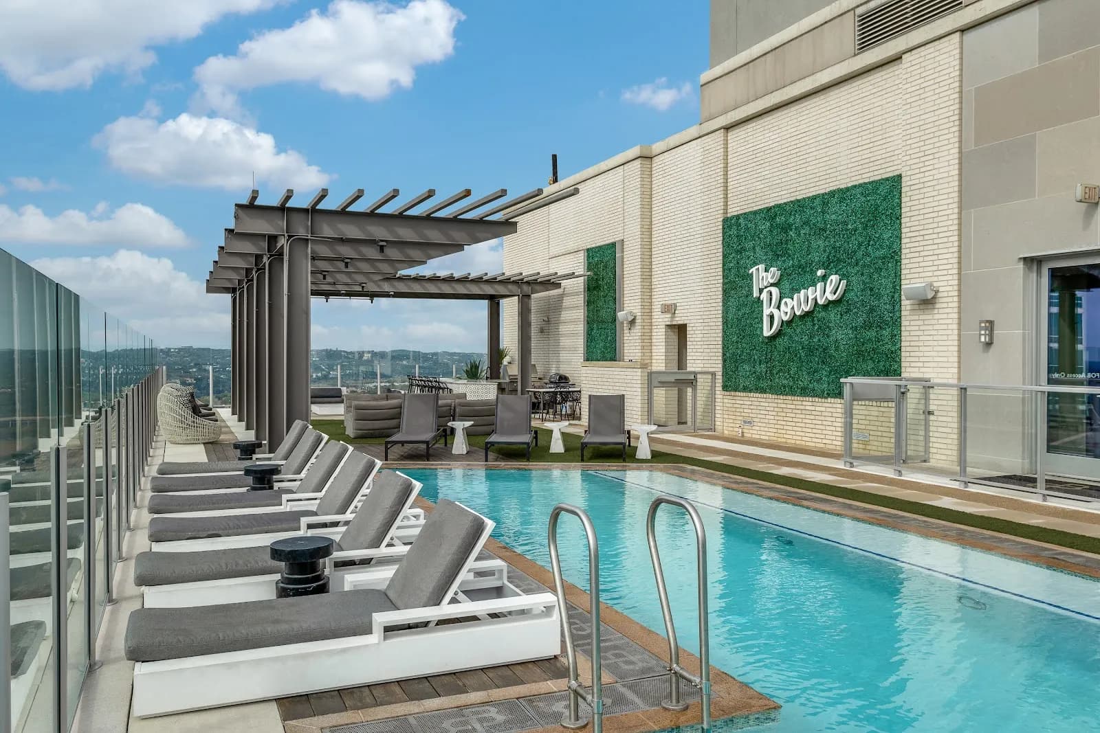 amenities-rooftoppoolsignage