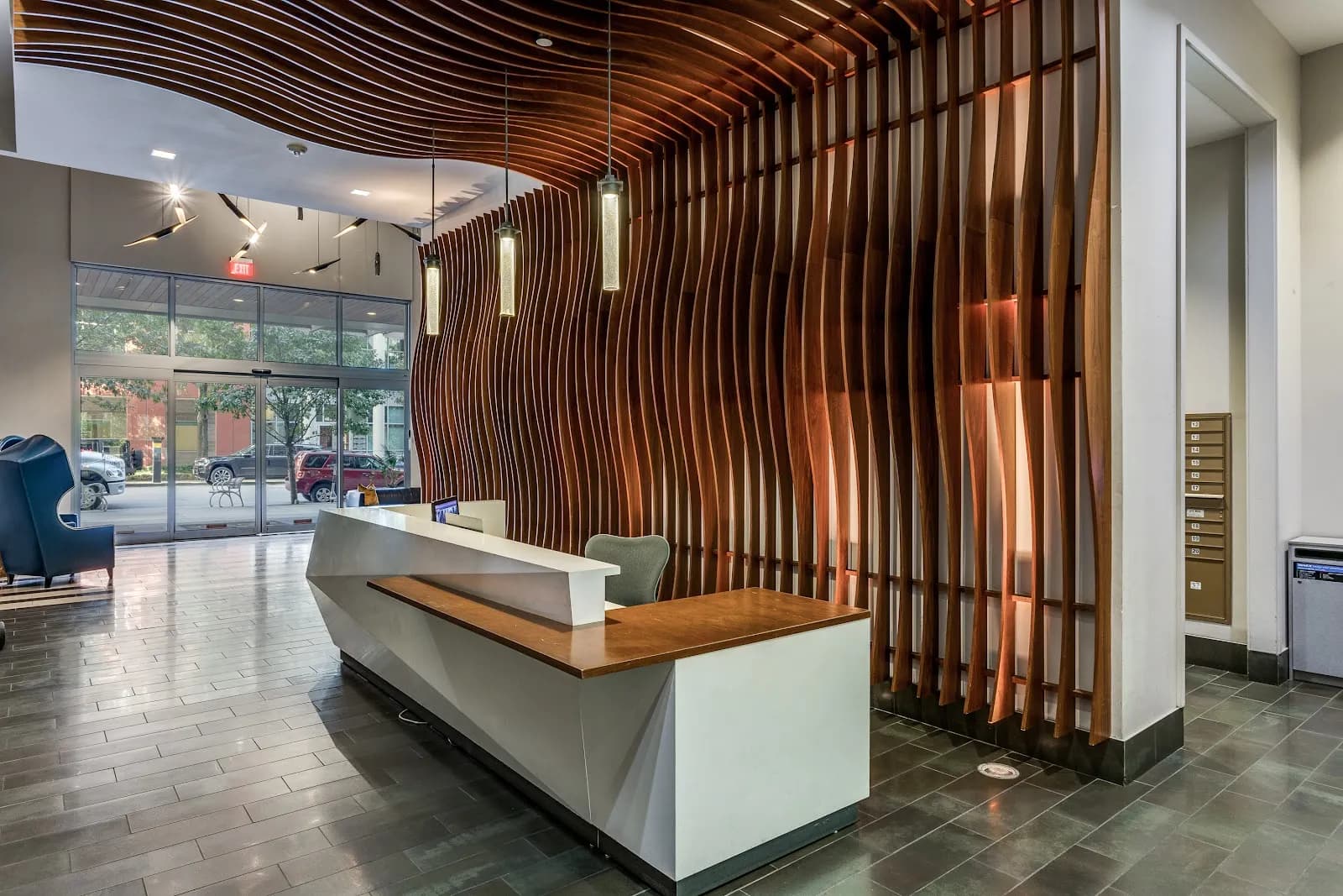 interior-frontdeskwoodwall