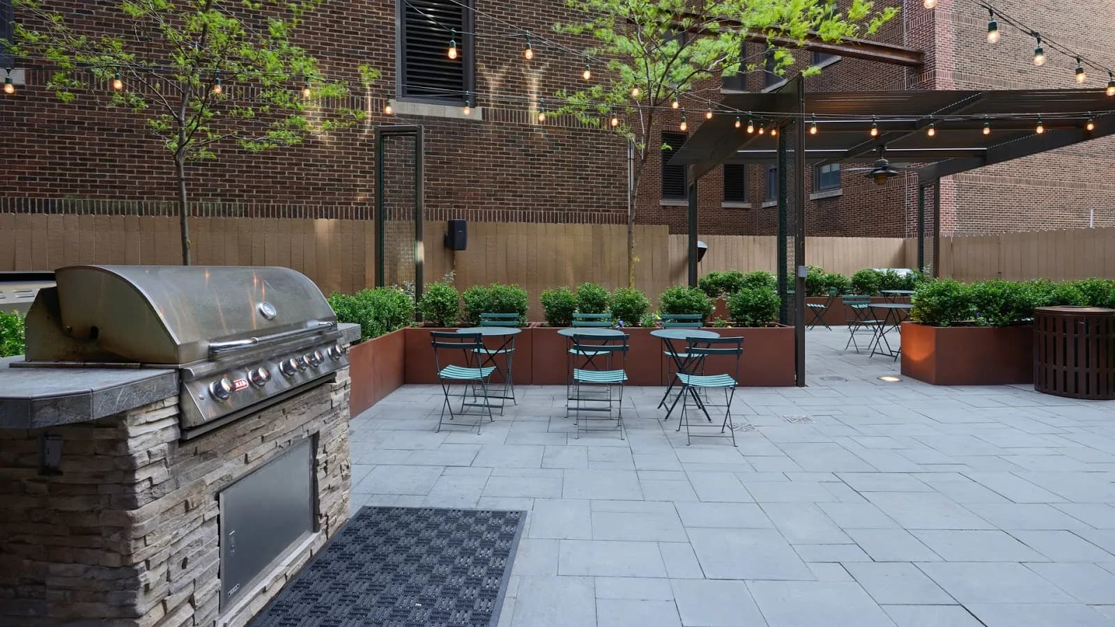 amenities-courtyardbbqseating