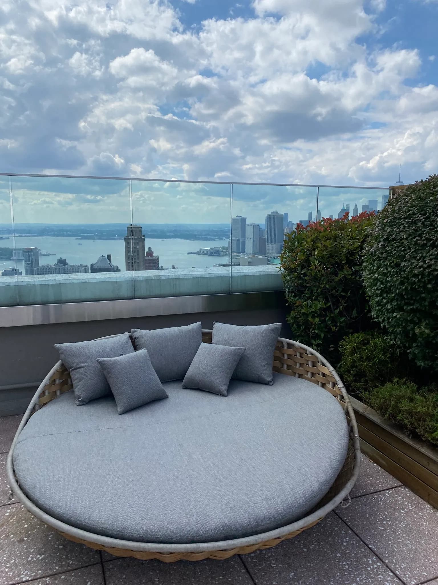 amenities-rooftopdaybedview