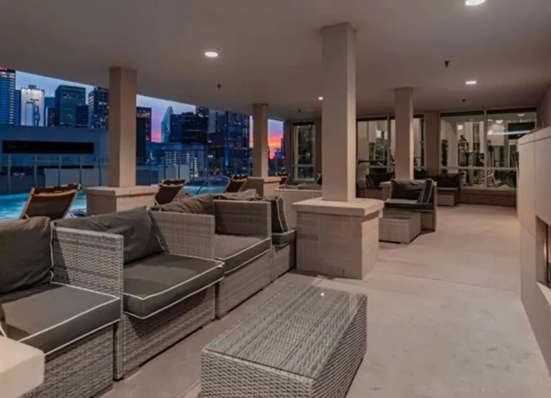 amenities-pooldecknight