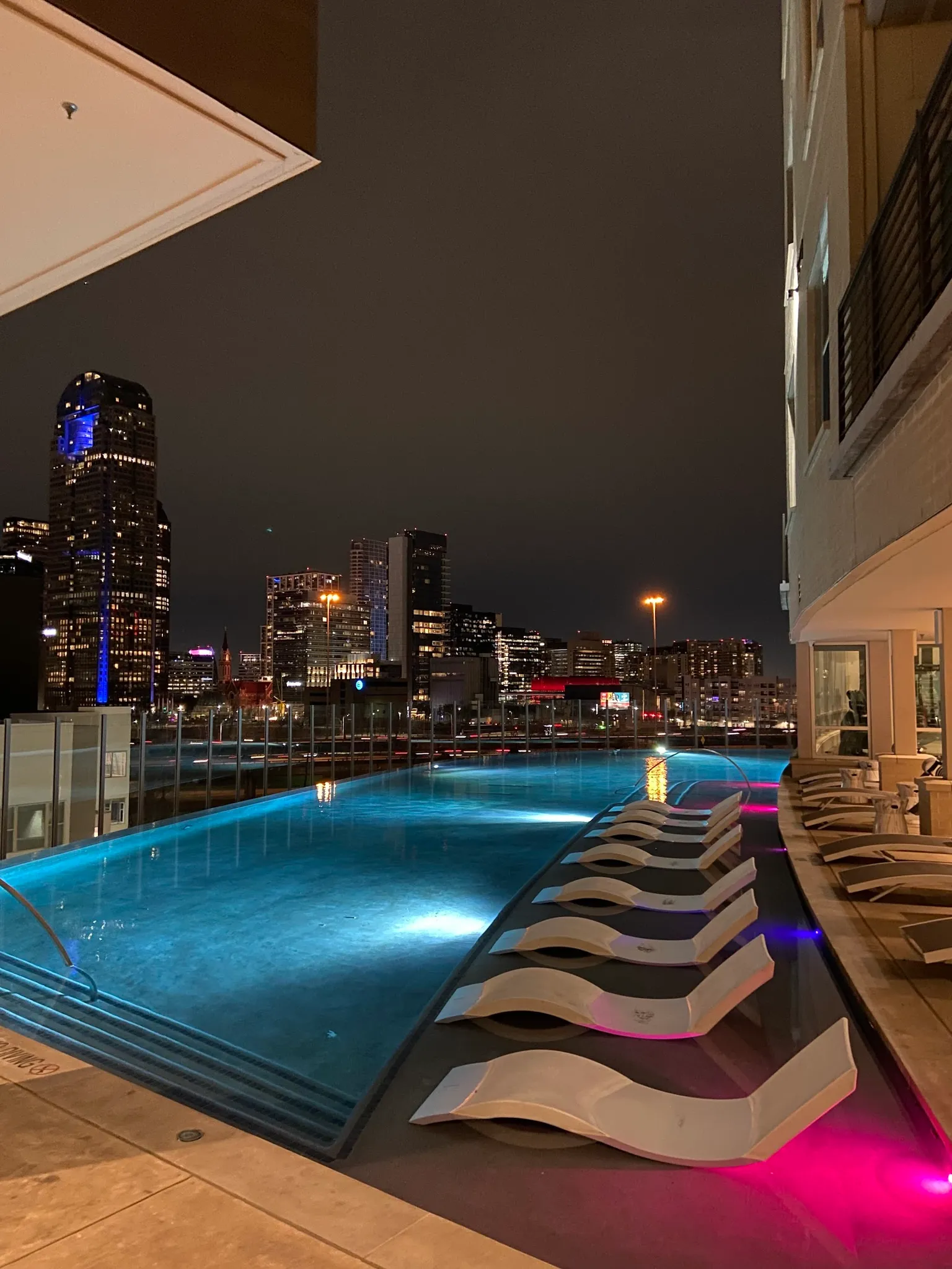 amenities-poollounge
