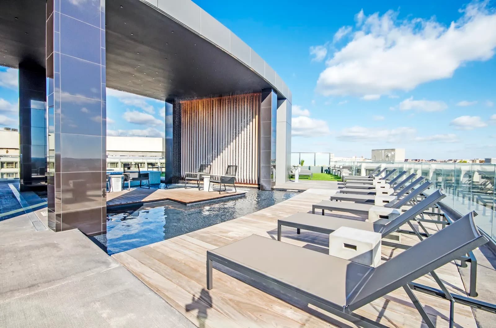 amenities-poollounge