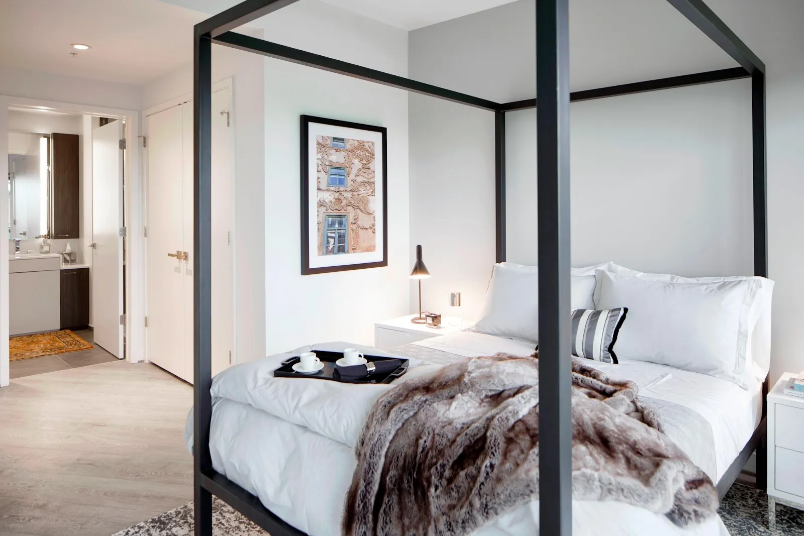 bedroom-canopybedside
