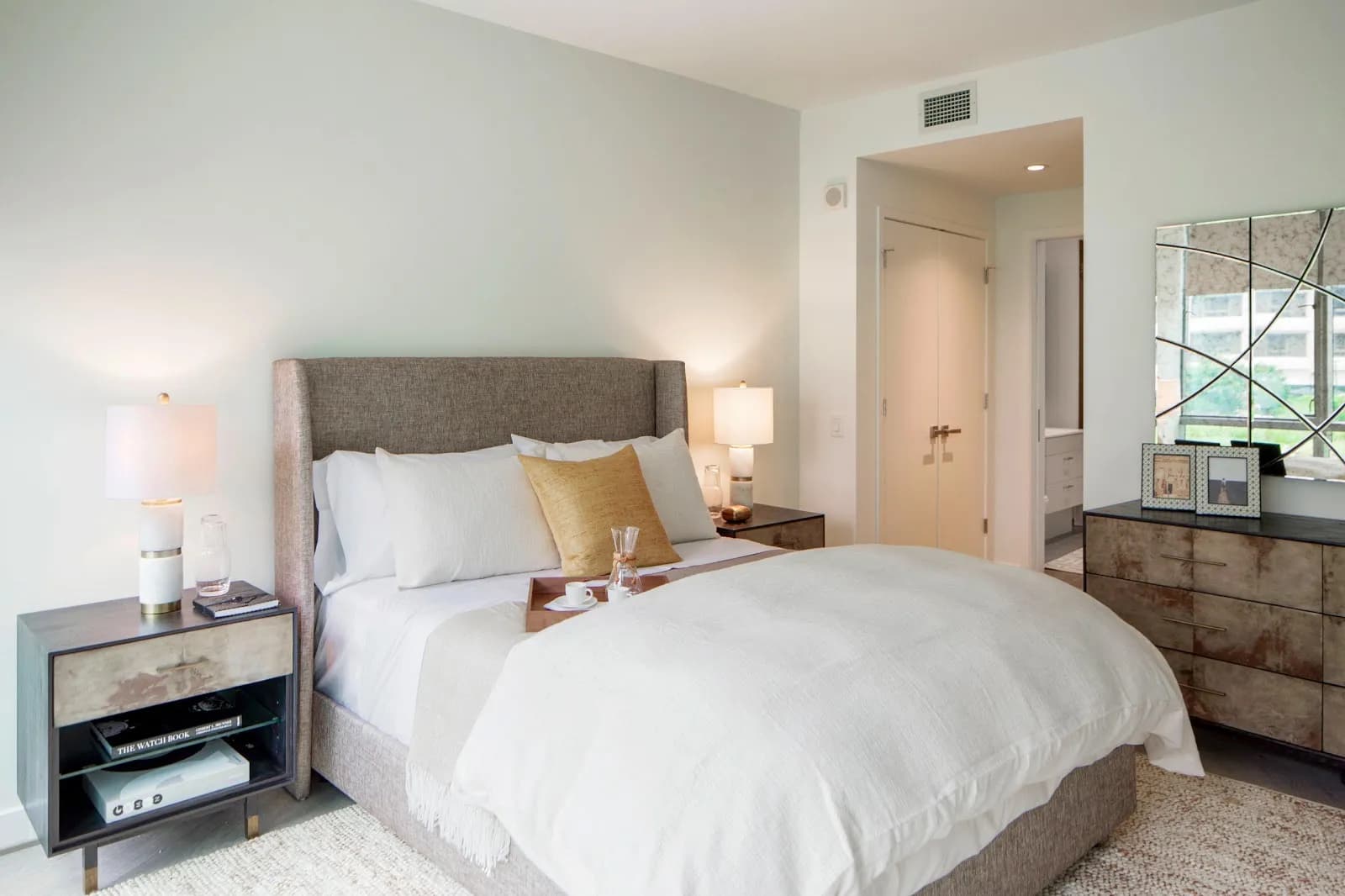 bedroom-kingbed