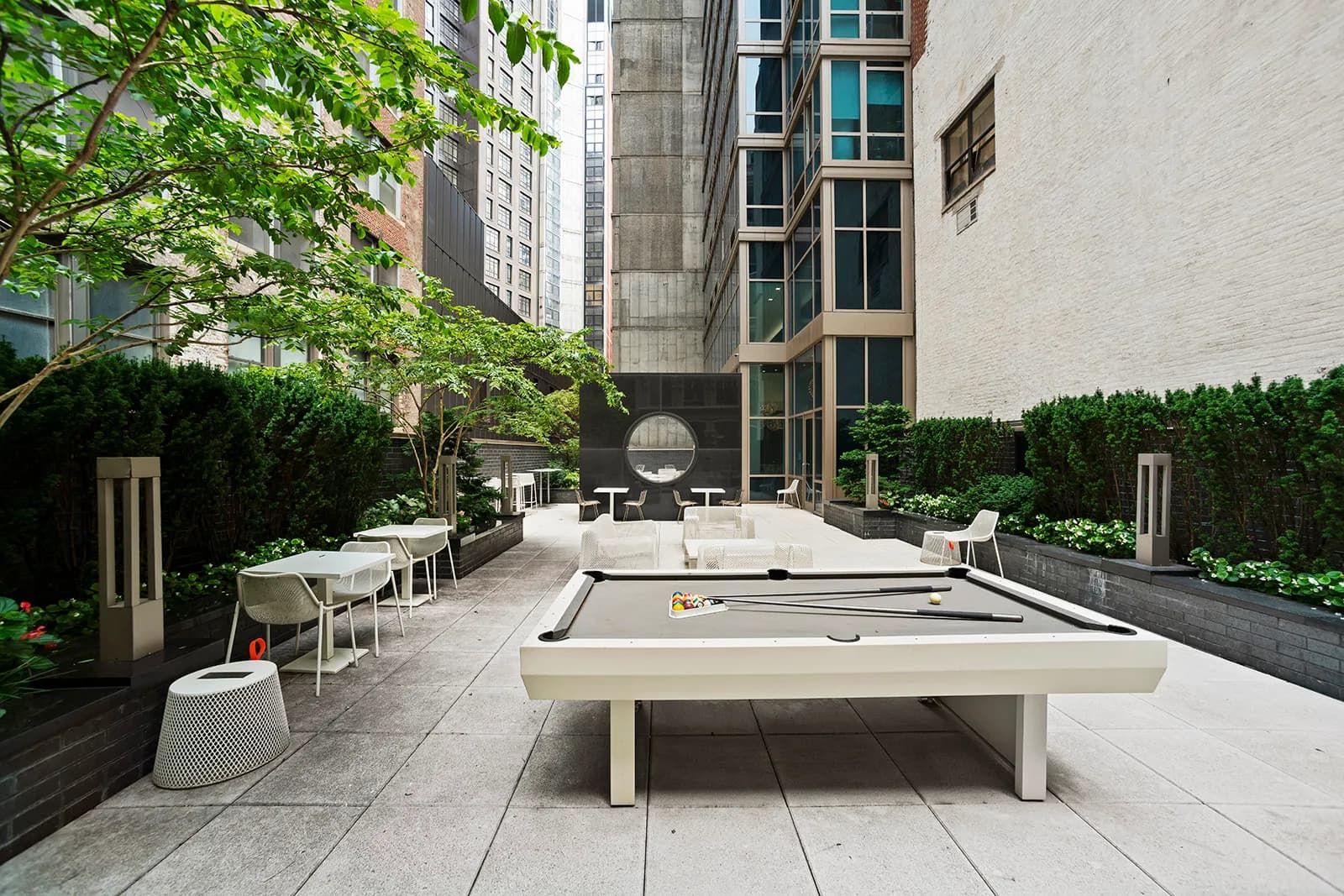 amenities-courtyardpooltable