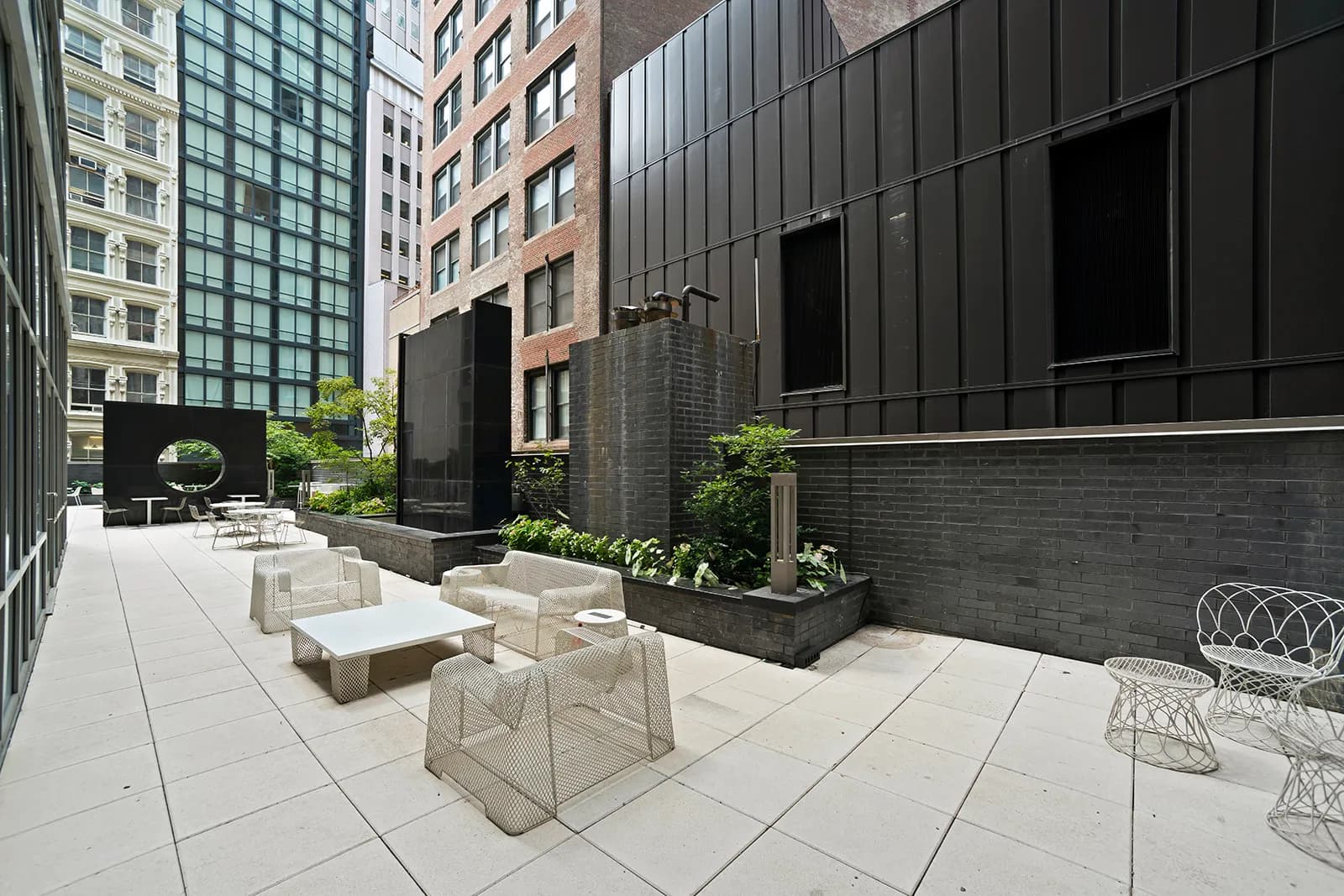 amenities-courtyardseating