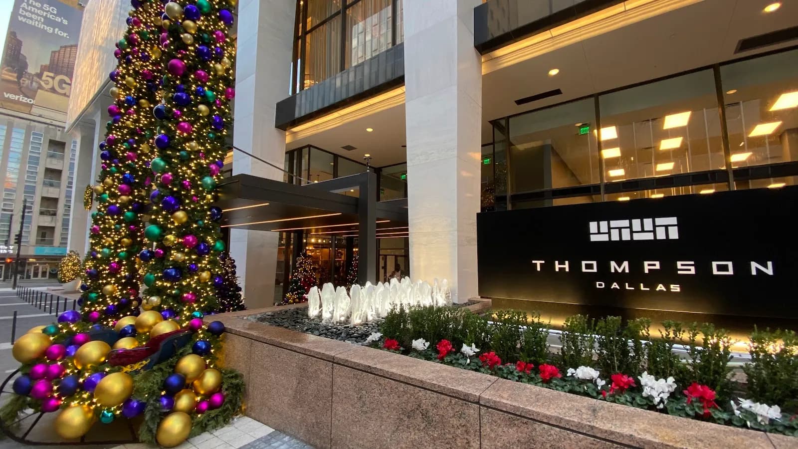 exterior-holidayentrance