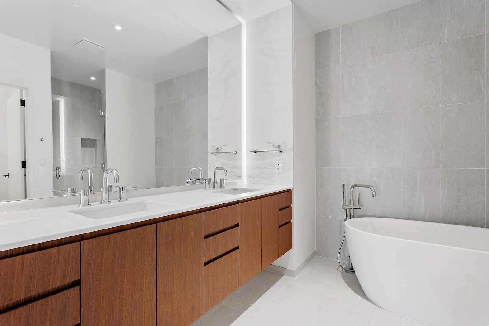 bathroom-doublevanitytub