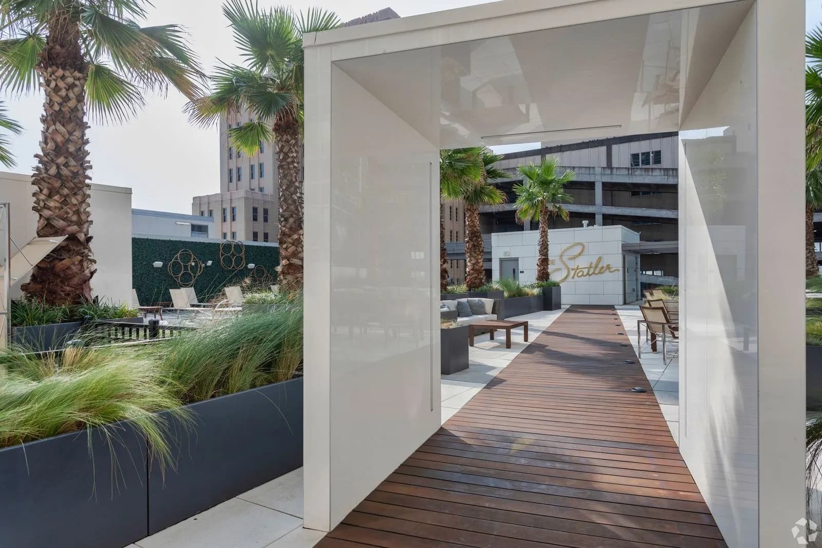 amenities-poolwalkway
