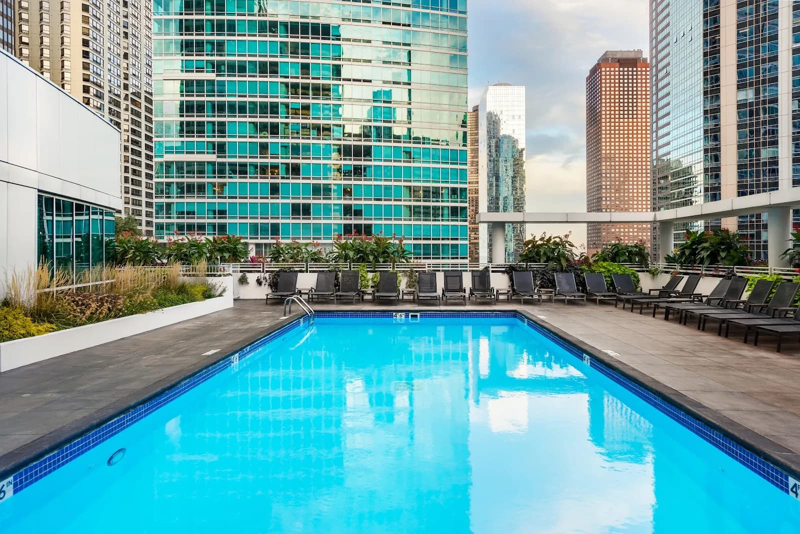 amenities-rooftoppoolday