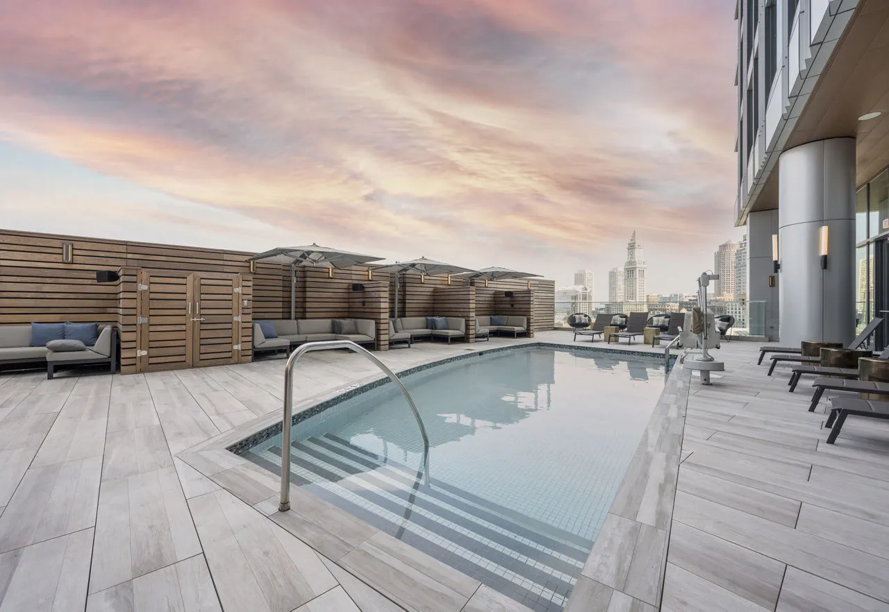 amenities-outdoorpooldeck