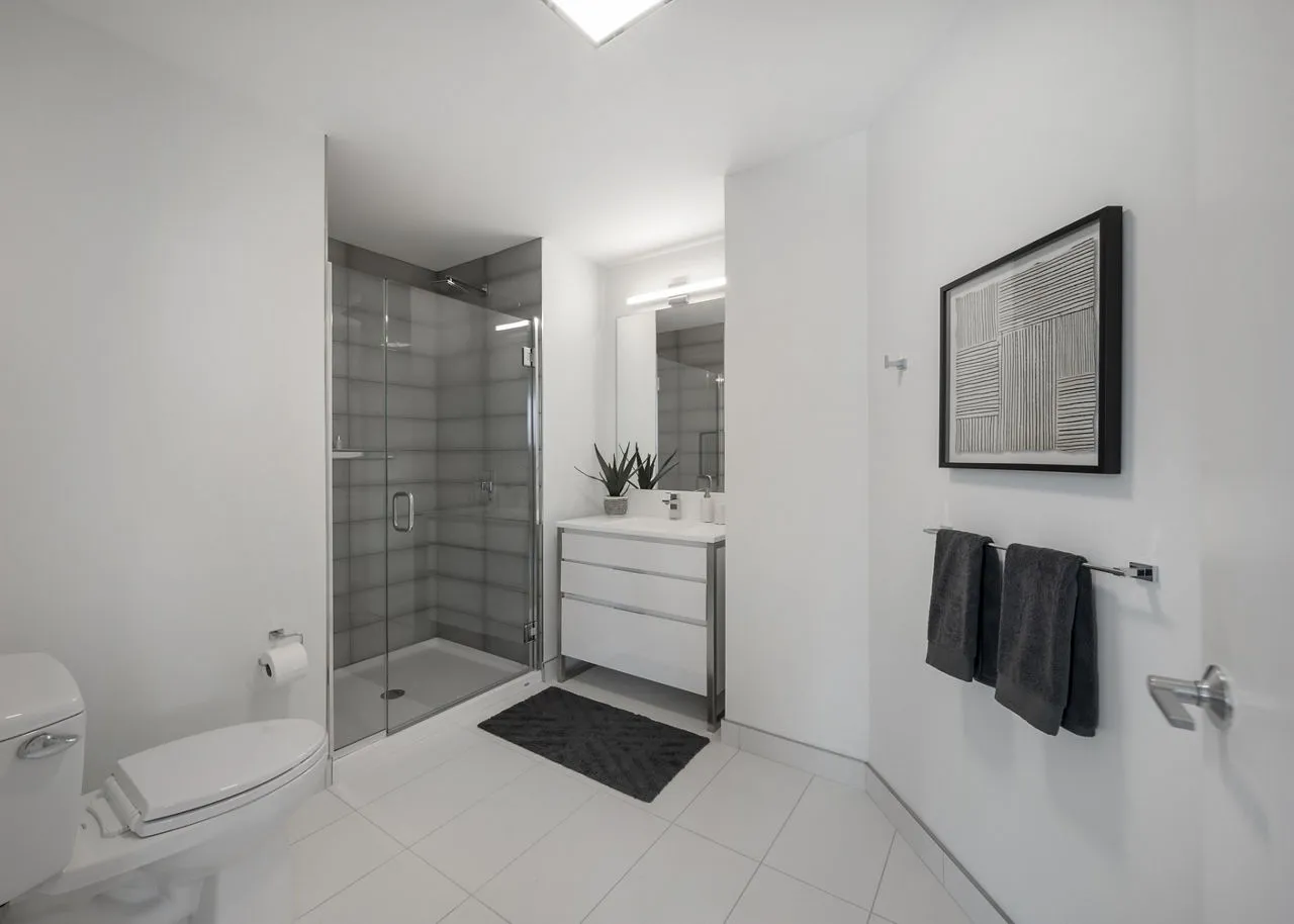 bathroom-modernwhitebathroom