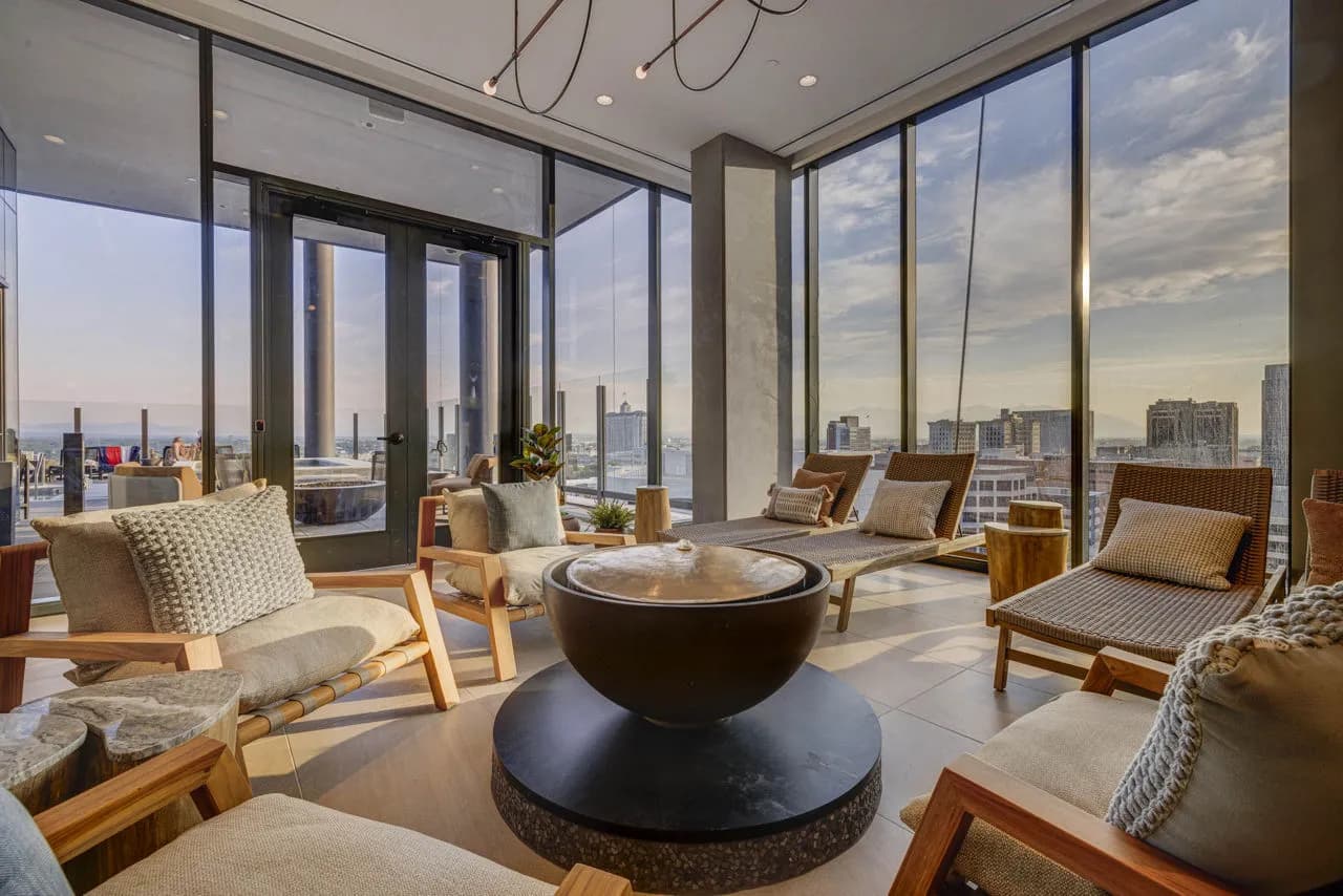 amenities-indooroutdoorlounge
