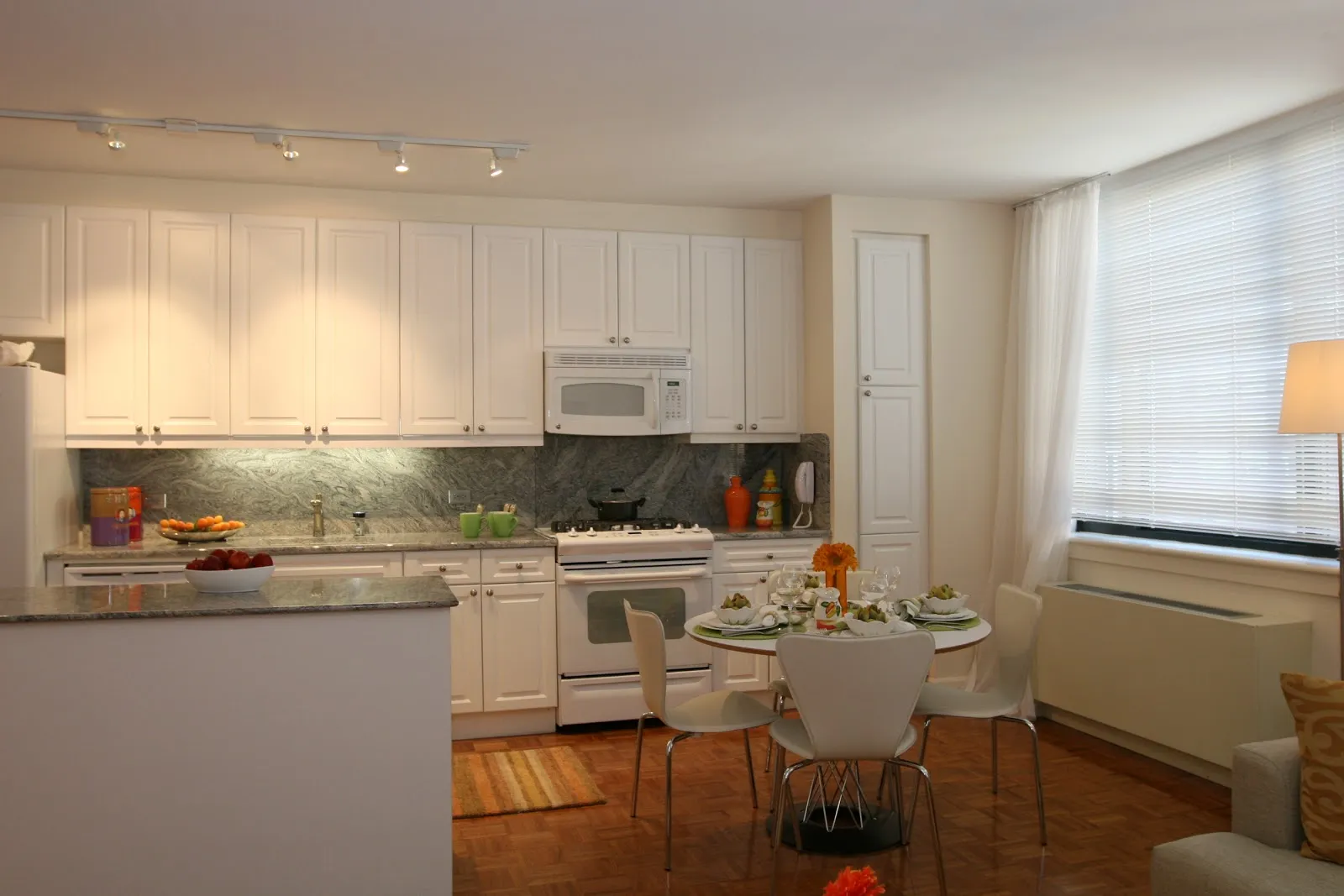 dining-eatinkitchen