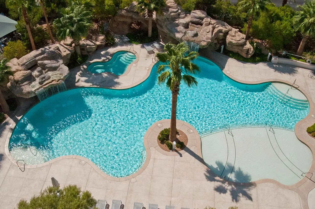 amenities-resortpoolday