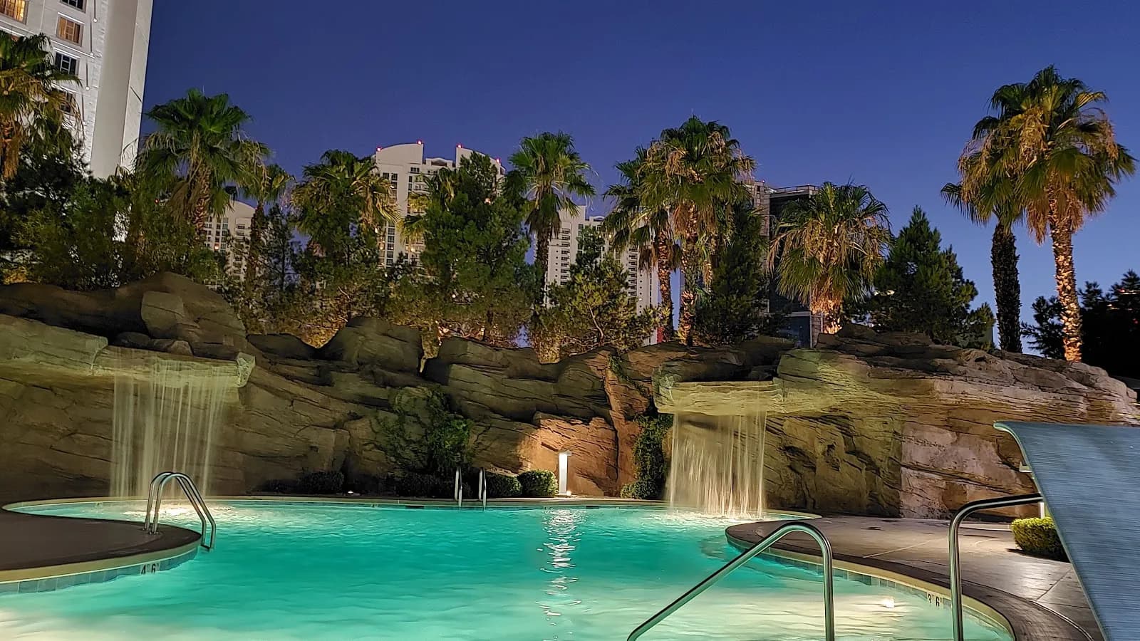 amenities-resortpoolnight