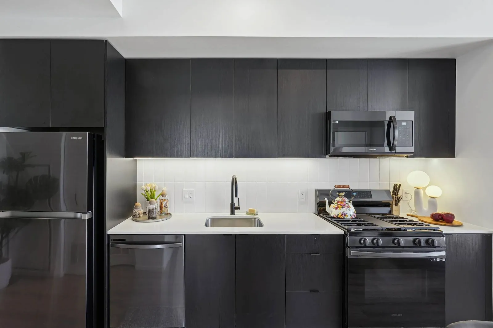 kitchen-blackcabinetkitchen