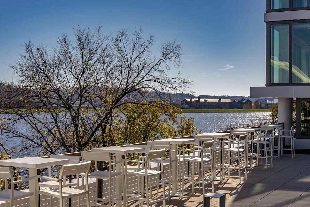 amenities-waterfrontpatio