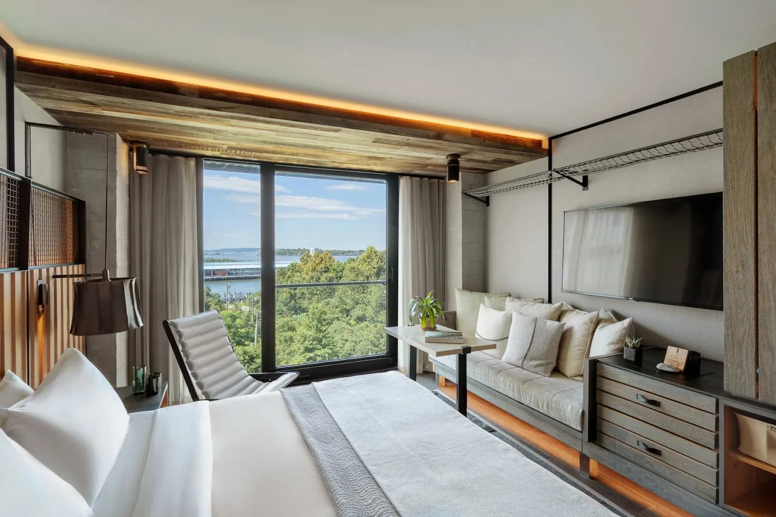 bedroom-kingbed