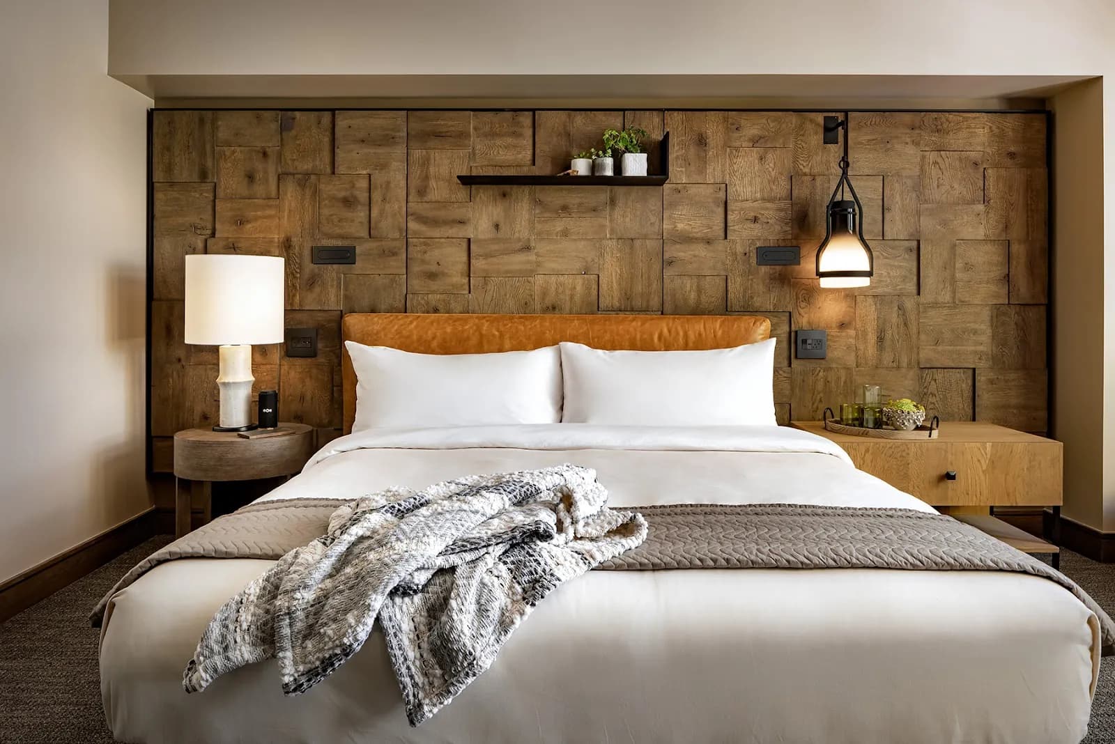 bedroom-kingbed