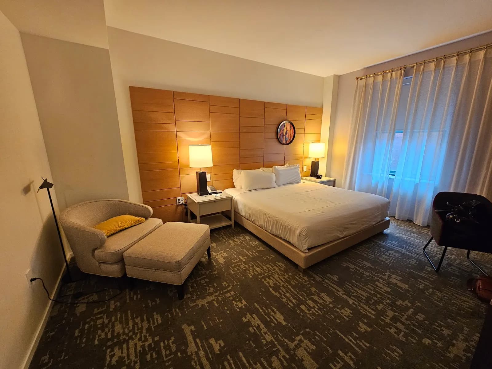 bedroom-kingbed