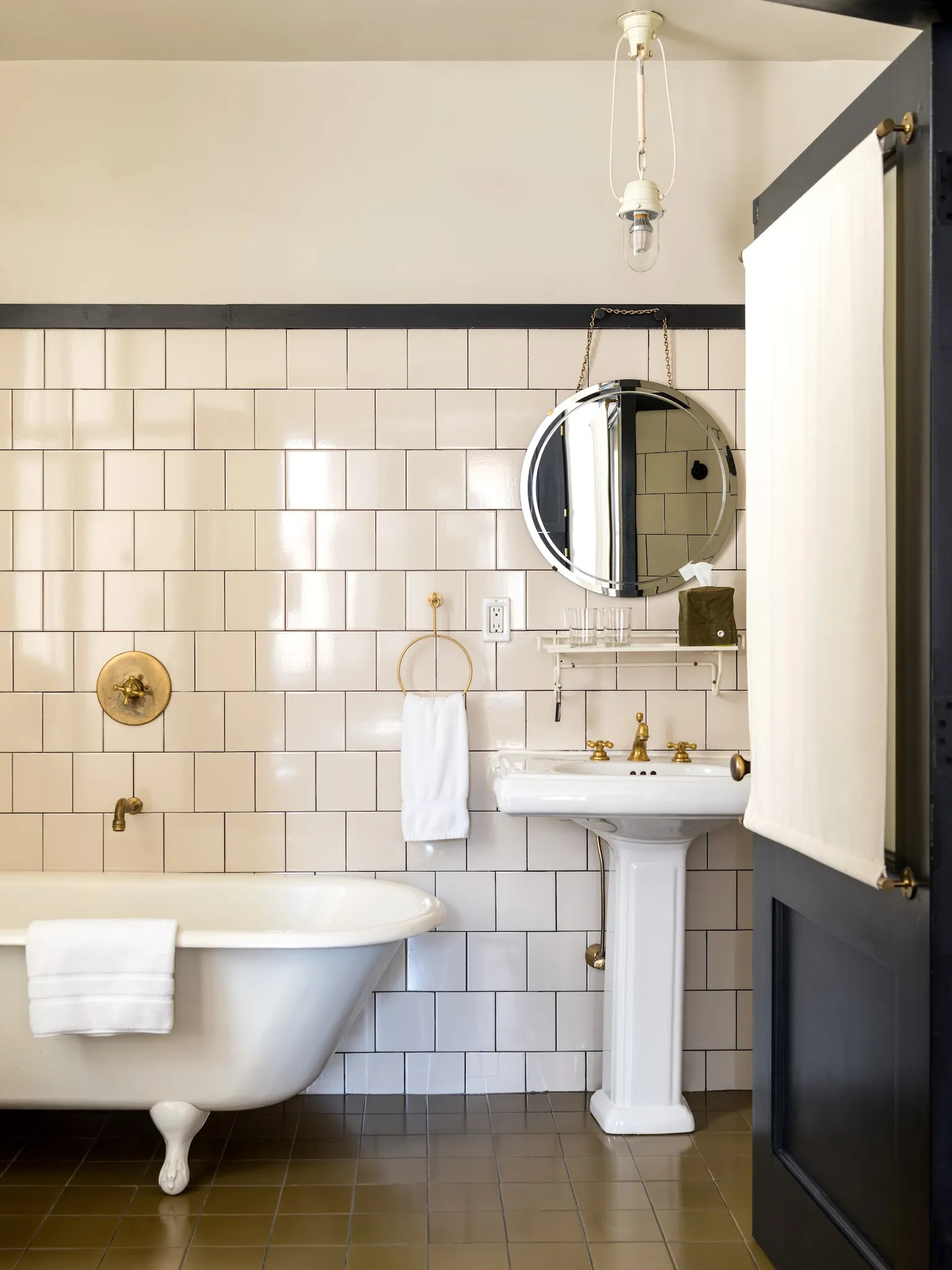 bathroom-clawfoottub