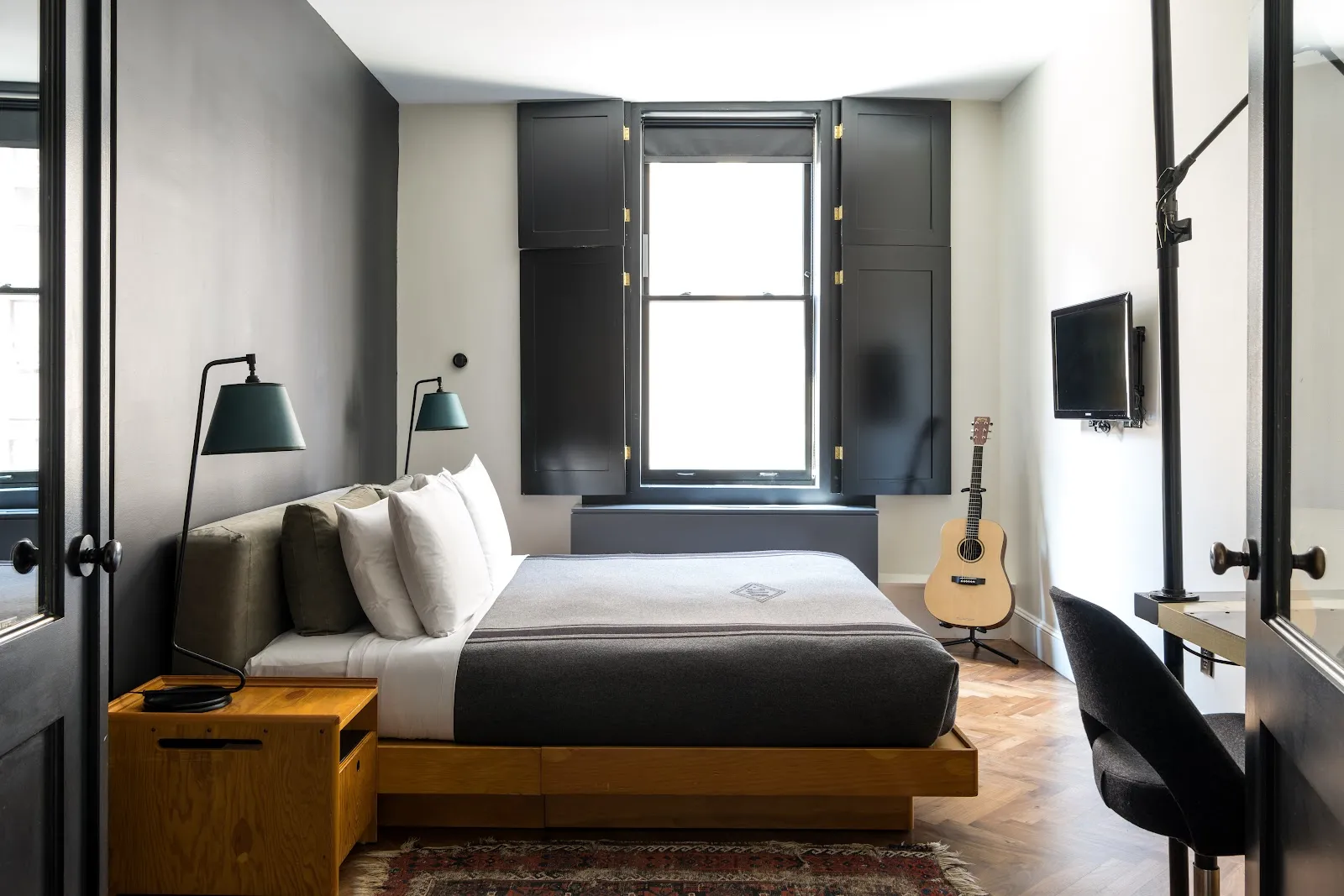 bedroom-kingbed