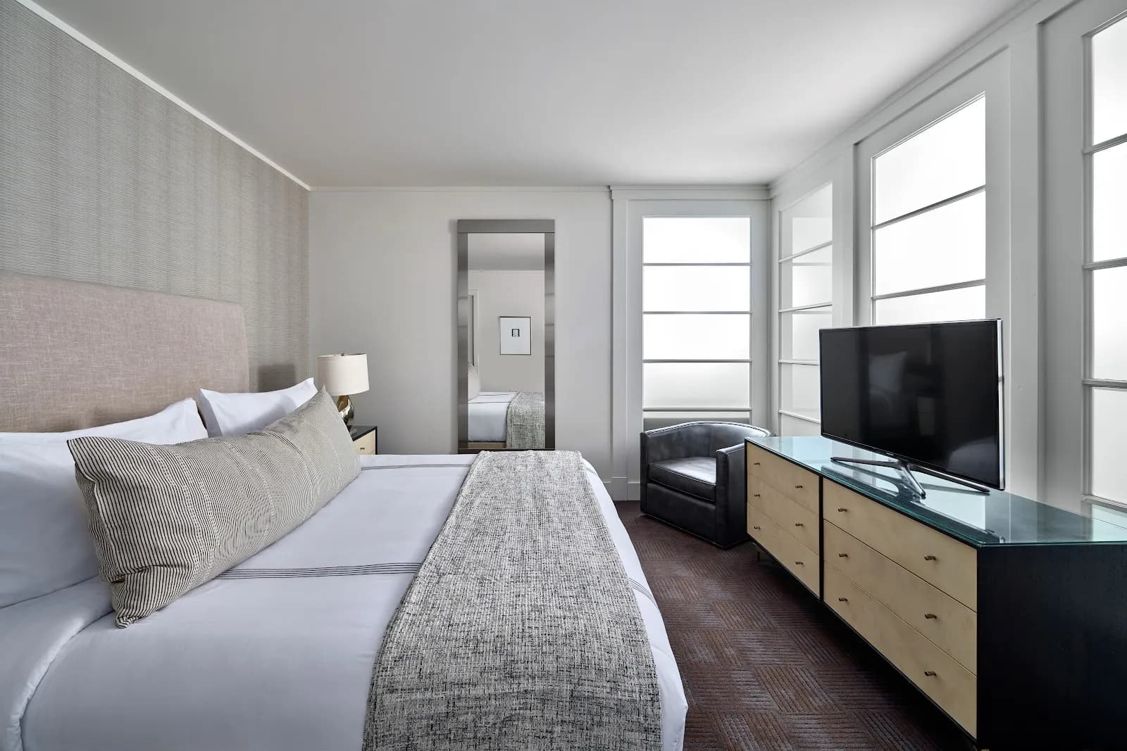bedroom-kingbed