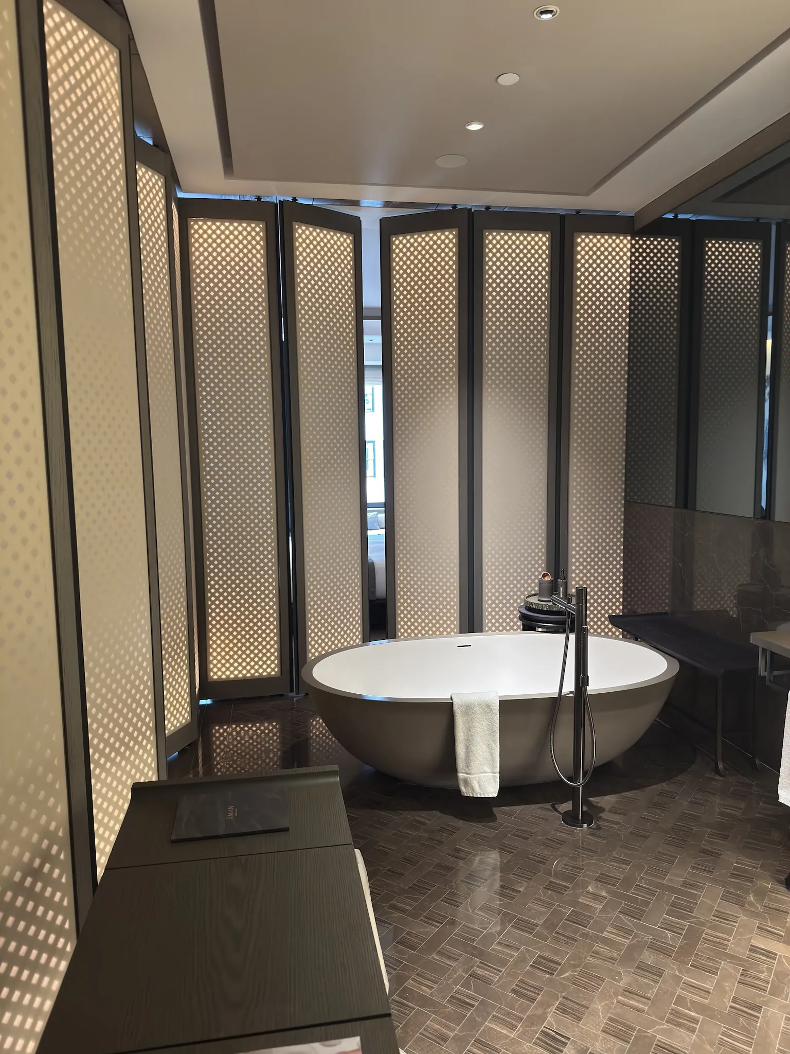bathroom-bathtub