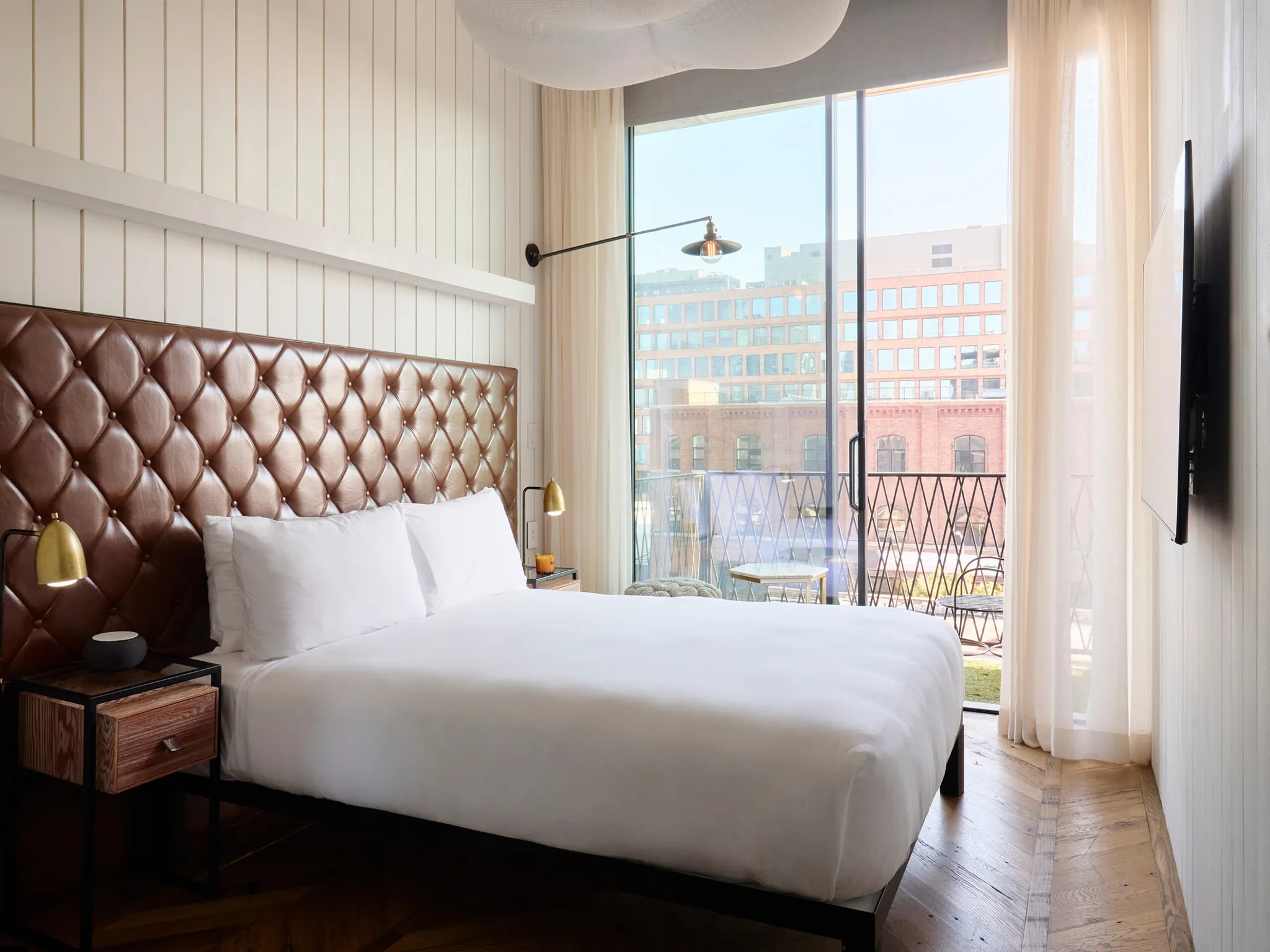202310_Williamsburg_Rooms_QueenwBalcony_QT_409_0121-scaled