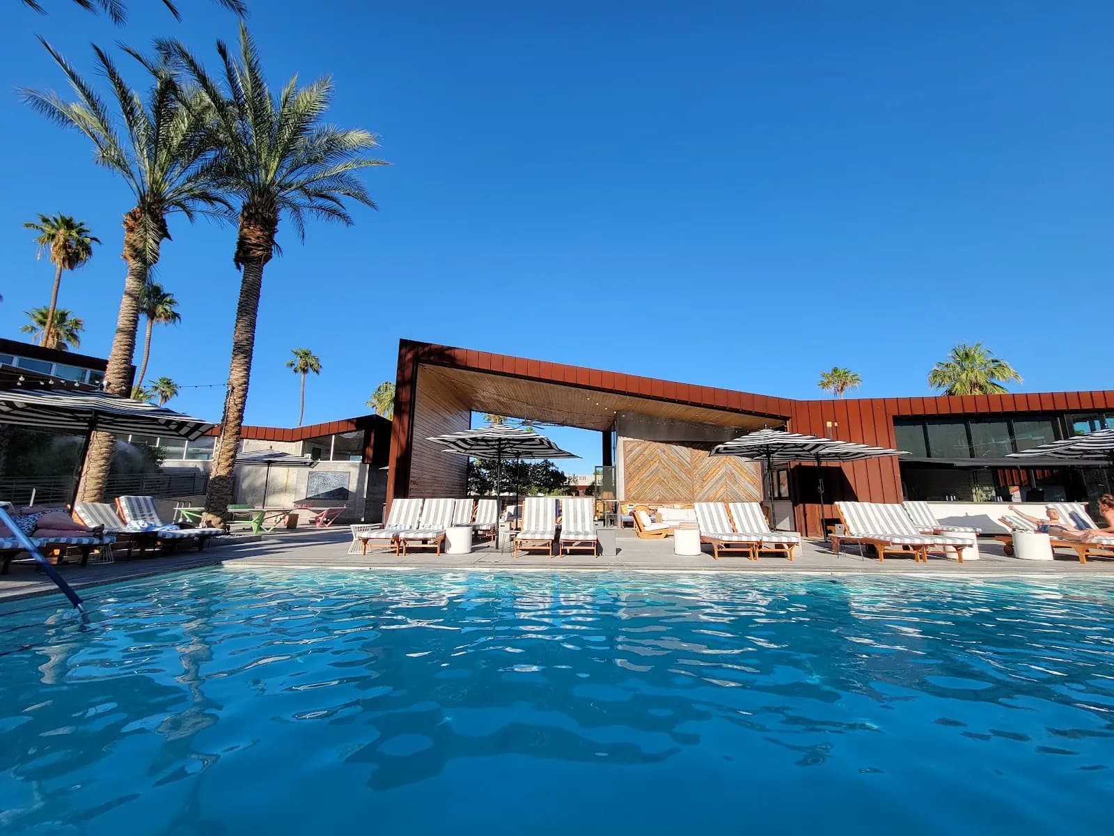 amenities-pool