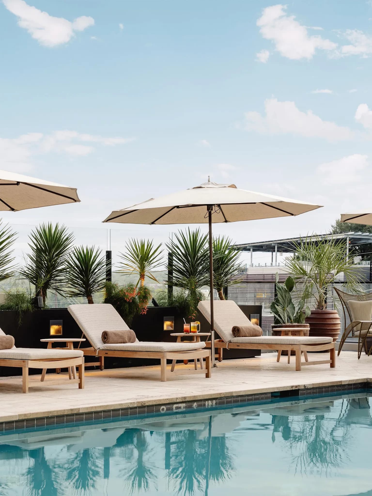 amenities-poolloungers