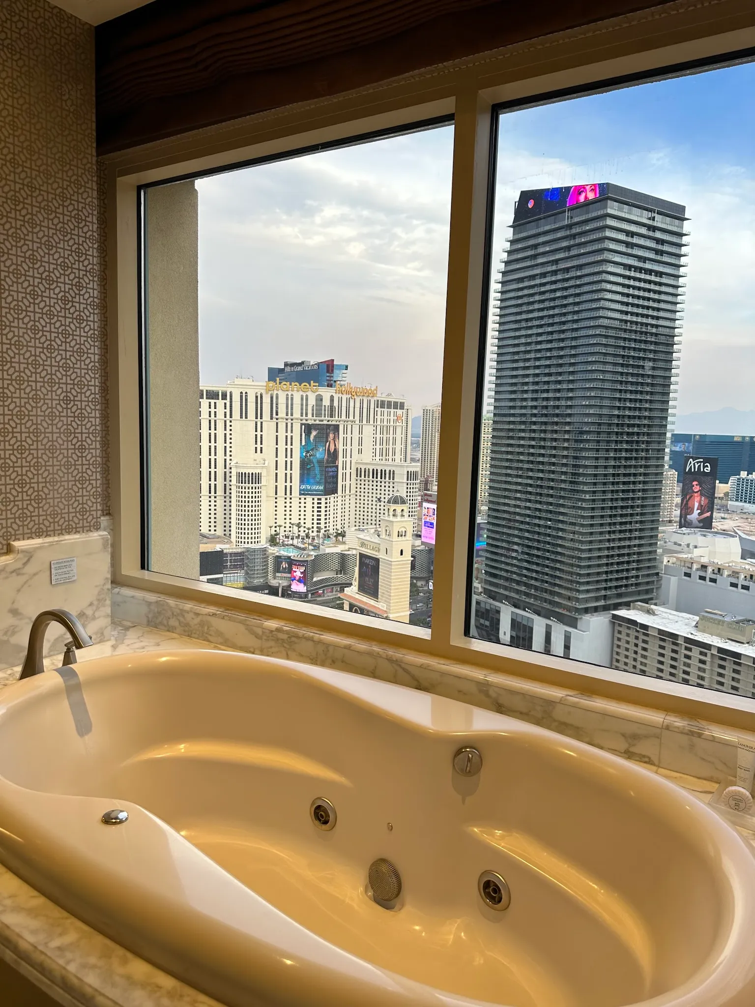 bathroom-bathtub