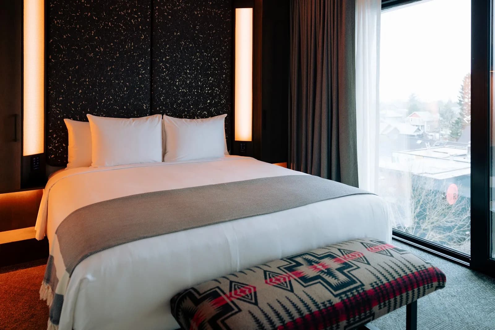 bedroom-kingbed